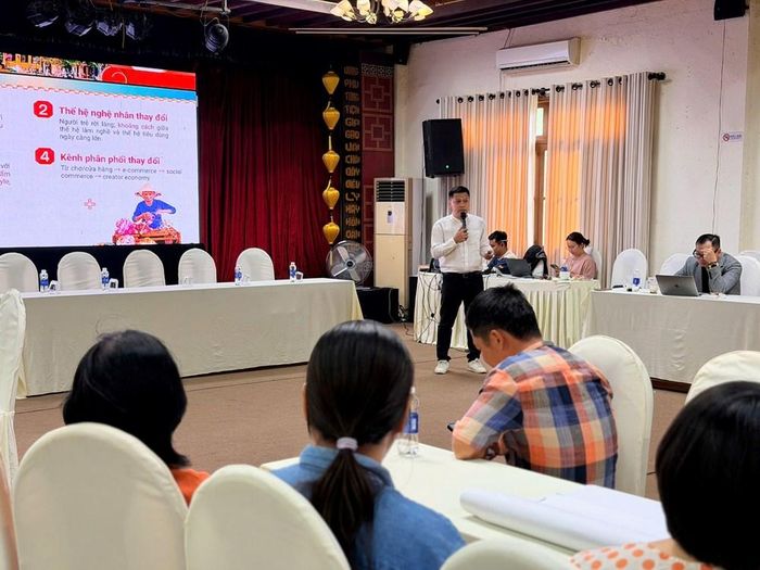 Các chuyên gia trình bày các chuyên đề tập huấn tại Quảng trường sông Hoài