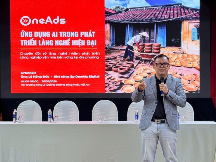 Chuyên gia trình bày về ứng dụng trí tuệ nhân tạo trong tiếp thị và vận hành trên môi trường số