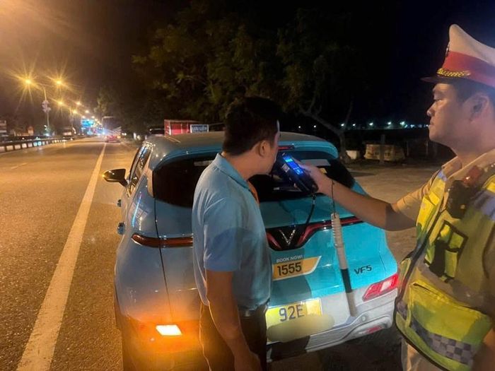 Lực lượng CSGT Công an TP. Đà Nẵng kiểm tra nồng độ cồn tài xế ô tô
