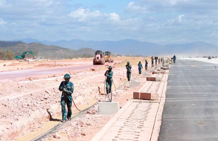 Lực lượng quân đội được huy động tham gia thi công, kéo cáp, đường dây điện trên đường băng