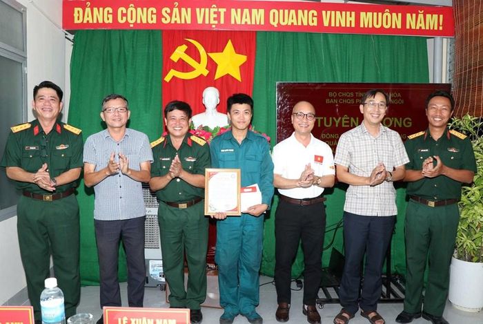 Bí thư Đảng ủy phường Ba Ngòi Nguyễn Quốc Bảo cùng lãnh đạo địa phương, Ban CHQS phường động viên, tặng quà động viên Đinh Quốc Phong trước khi nhập học