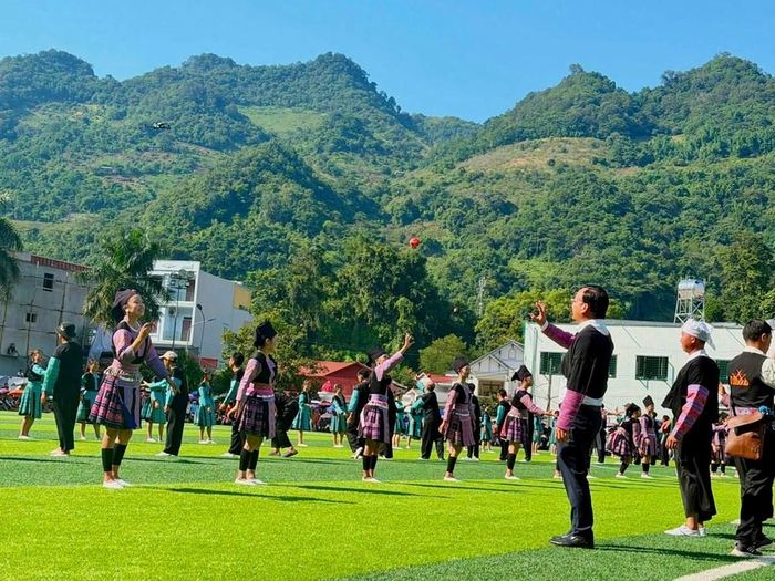 Với đồng bào Mông, quả pao là vật gần gũi trong đời sống văn hóa, thường xuất hiện trong những ngày hội, ngày Tết và gắn với nét đẹp giao duyên của nam nữ thanh niên