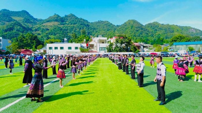 Trong những bộ trang phục truyền thống rực rỡ, 200 diễn viên là đồng bào Mông cùng thực hiện màn đồng diễn ném pao quy mô lớn. Hàng trăm quả pao liên tục được tung lên, trao đi - bắt lại nhịp nhàng, tạo nên đại cảnh sinh động giữa không gian lễ hội trên cao nguyên Mộc Châu