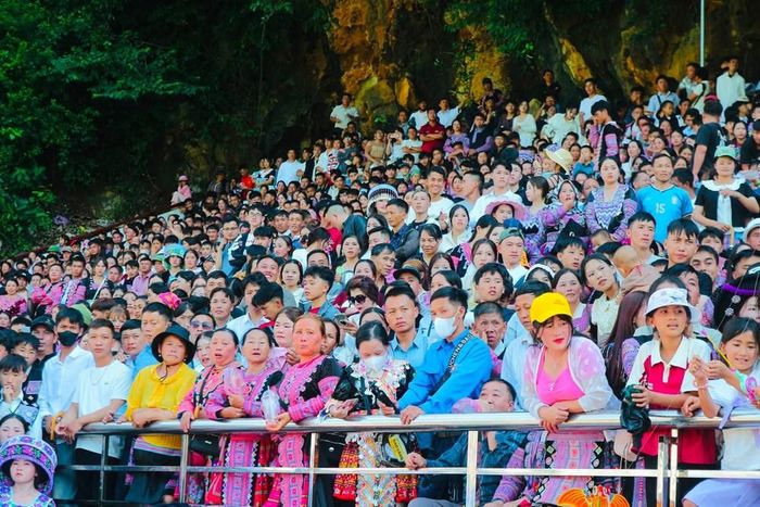 Sự hội tụ của những sắc màu văn hóa, từ trang phục, tiếng khèn, điệu múa đến trò chơi dân gian, đang tạo nên một Mộc Châu sôi động trong những ngày Tết Độc lập