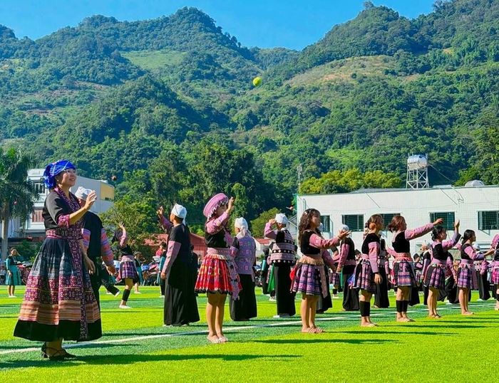 Không chỉ theo dõi, người dân và du khách còn có cơ hội trực tiếp tham gia, trải nghiệm ném pao, qua đó cảm nhận rõ hơn nhịp sống và những nét văn hóa đặc trưng của đồng bào Mông trên cao nguyên