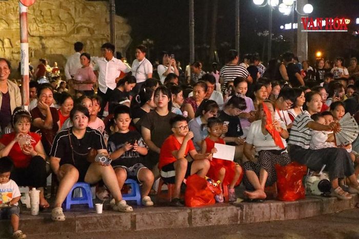 Tại vỉa hè xung quanh khu vực diễn ra chương trình đã chật kín người từ sớm