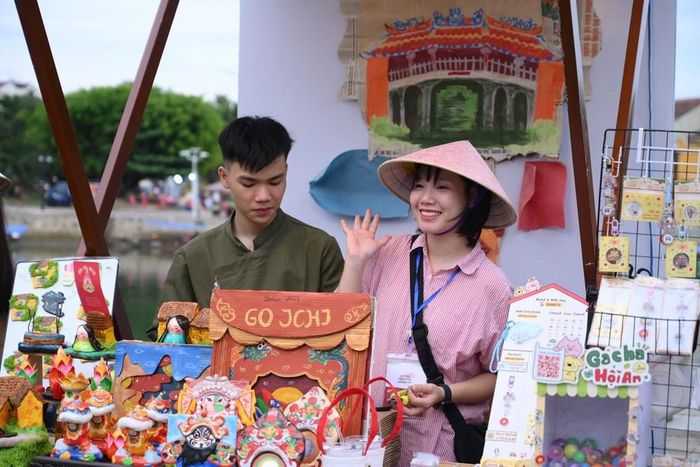 Các bạn trẻ tham gia không gian "Chạm Sáng tạo" với các thiết kế lấy cảm hứng từ văn hóa, di sản, sáng tạo phù hợp với đời sống đương đại