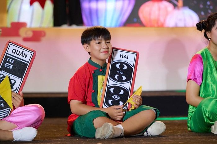 Một bạn nhỏ tham gia Liên hoan CLB dân ca bài chòi trong khuôn khổ Tuần lễ Sáng tạo