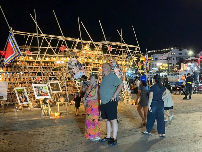 Dù thời tiết bắt đầu chuyển mưa, nhiều du khách vẫn nán lại để dự xem chương trình nghệ thuật bế mạc
