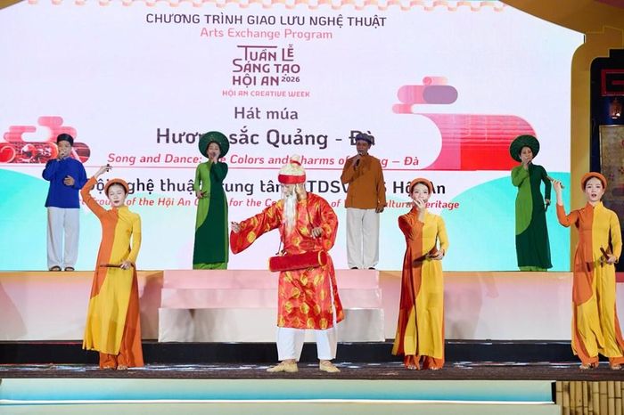 Trình diễn hát múa “Hương sắc Quảng - Đà” của đội biểu diễn nghệ thuật Trung tâm Bảo tồn Di sản Văn hóa thế giới Hội An