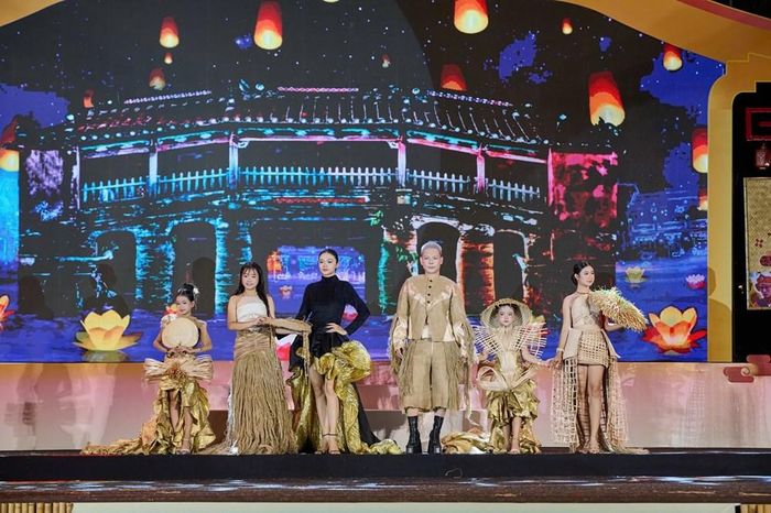 Trình diễn thời trang “Dấu ấn Phố Hội” tại Quảng trường Sông Hoài với 3 bộ sưu tập thời trang được tuyển chọn bởi A.N. Star Media, mang đến những cách diễn giải khác nhau về chất liệu, hình ảnh và cảm hứng từ Hội An