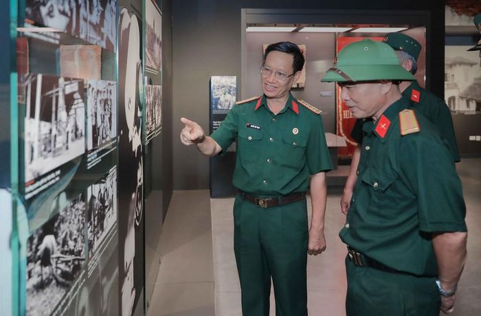 Nhiều cựu chiến binh từ khắp mọi miền tổ quốc xúc động, thích thú tìm hiểu và ôn lại ký ức hào hùng qua các hiện vật quý giá tại Bảo tàng Lịch sử Quân sự Việt Nam. Ảnh: Phan Phương – TTXVN