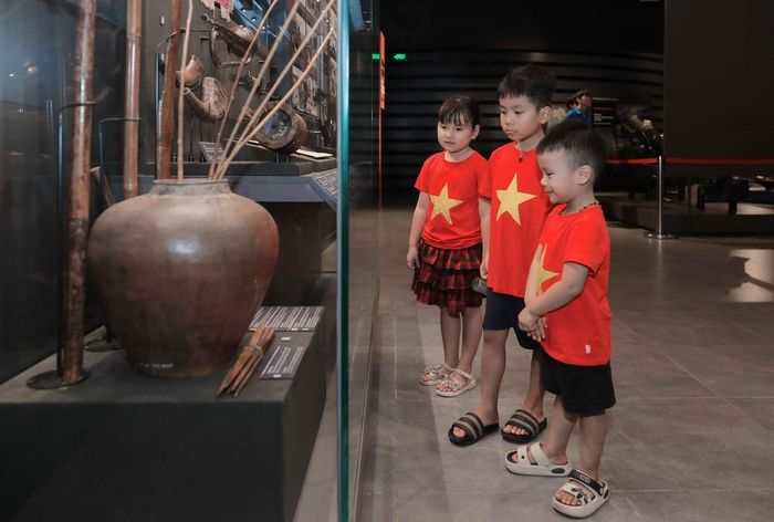 Trẻ mầm non mặc đồng phục cờ đỏ sao vàng đến tham quan Bảo tàng Lịch sử Quân sự Việt Nam. Ảnh: Phan Phương – TTXVN