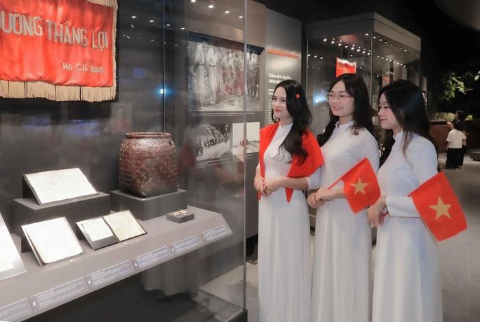 Rất đông người dân và du khách đến tham quan Bảo tàng Lịch sử Quân sự Việt Nam dịp Lễ Quốc khánh 2/9. Ảnh: Phan Phương – TTXVN