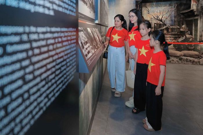 Du khách với đồng phục cờ đỏ sao vàng tham quan Bảo tàng trong sáng 1/9. Ảnh: Phan Phương – TTXVN