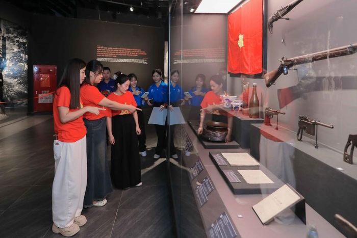 Rất đông người dân và du khách đến tham quan Bảo tàng Lịch sử Quân sự Việt Nam dịp Lễ Quốc khánh 2/9. Ảnh: Phan Phương – TTXVN
