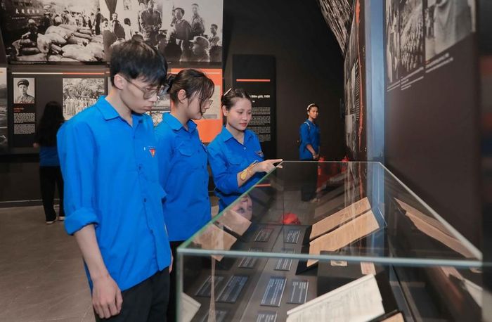 Đảng viên trẻ và đông đảo đoàn viên thanh niên háo hức, xúc động khi đến tham quan Bảo tàng Lịch sử Quân sự Việt Nam. Ảnh: Phan Phương – TTXVN