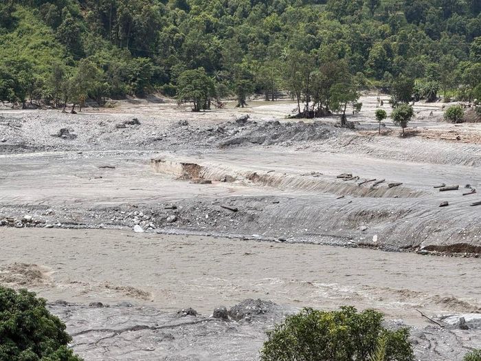 Khu vực bị tàn phá do lũ quét dọc sông Trishuli ở huyện Nuwakot, Nepal, ngày 30/8/2026. Ảnh: THX/TTXVN phát