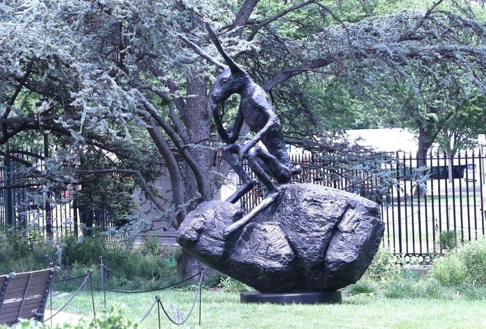 Tác phẩm “Thinker on a Rock” (Nhà tư tưởng trên tảng đá) của nghệ sĩ Anh Barry Flanagan, sáng tác năm 1997, với hình tượng chú thỏ ngồi trầm tư trên một tảng đá, tạo nên vẻ hài hước và sinh động cho không gian trưng bày