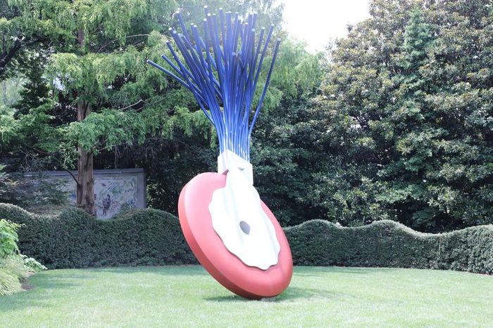 Tác phẩm “Typewriter Eraser, Scale X” (Cục tẩy máy đánh chữ) của hai nghệ sỹ Claes Oldenburg và Coosje van Bruggen, được tạo mẫu năm 1998 và hoàn thiện năm 1999