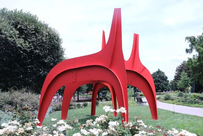 Tác phẩm “Cheval Rouge” (Ngựa Đỏ) của Alexander Calder là một tác phẩm nổi bật với hình khối trừu tượng và màu đỏ mạnh mẽ