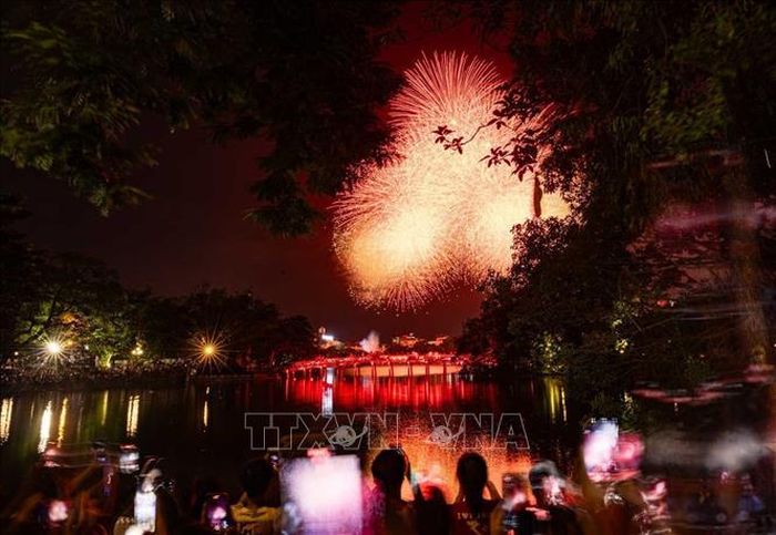 Màn bắn pháo hoa tại khu vực Hồ Gươm mừng ngày Quốc khánh 2/9/2025. Ảnh: Hoàng Hiếu – TTXVN