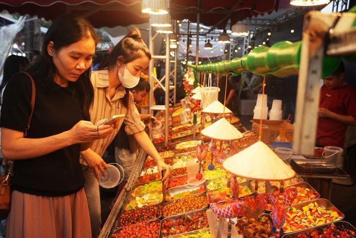 Du khách tham quan các nguyên liệu để làm ra cốc chè, tại "Ngày hội văn hóa ẩm thực" ở thành phố Huế. Ảnh: Nguyên Lý-TTXVN