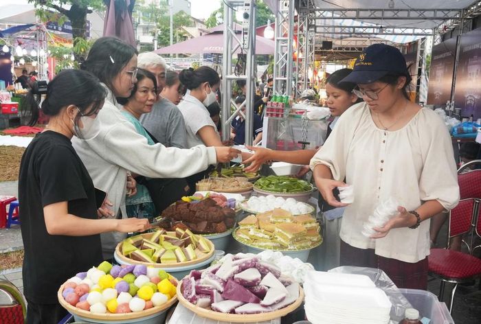 Nhiều người mua các món ăn ở gian hàng "Bánh bò Mai Vân" đến từ tỉnh Gia Lai, trong "Ngày hội văn hóa ẩm thực" tại Huế. Ảnh: Nguyên Lý-TTXVN