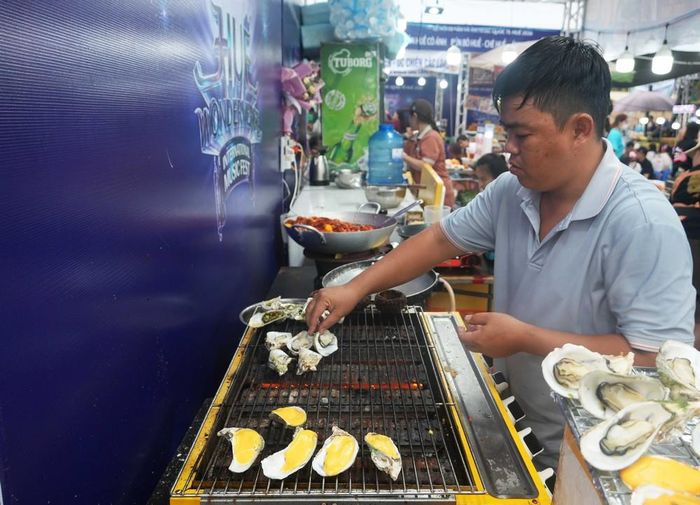 Đầu bếp đến từ Phan Thiết, tỉnh Lâm Đồng chế biến các món hải sản trong "Ngày hội văn hóa ẩm thực" tại Huế. Ảnh: Nguyên Lý-TTXVN