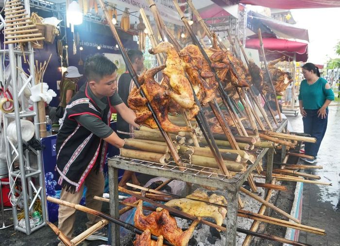 Đầu bếp đến từ Tây Nguyên chế biến món gà nướng đặc sản, tại "Ngày hội văn hóa ẩm thực" ở thành phố Huế. Ảnh: Nguyên Lý-TTXVN