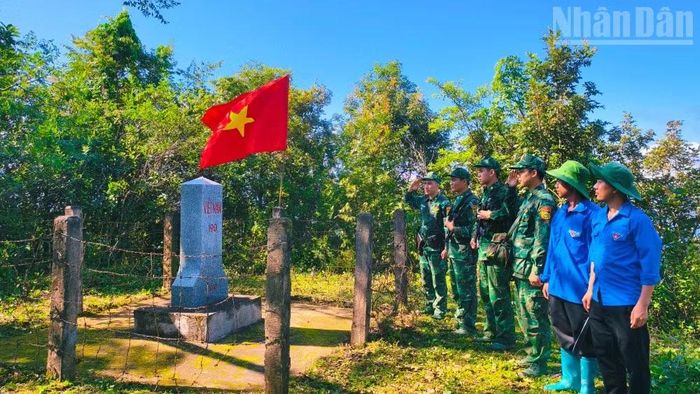 Trong những ngày này, Bộ đội Biên phòng Sơn La thường xuyên có lực lượng tuần tra, tuyên truyền người dân ở khu vực biên giới. (Ảnh: QUỐC TUẤN)