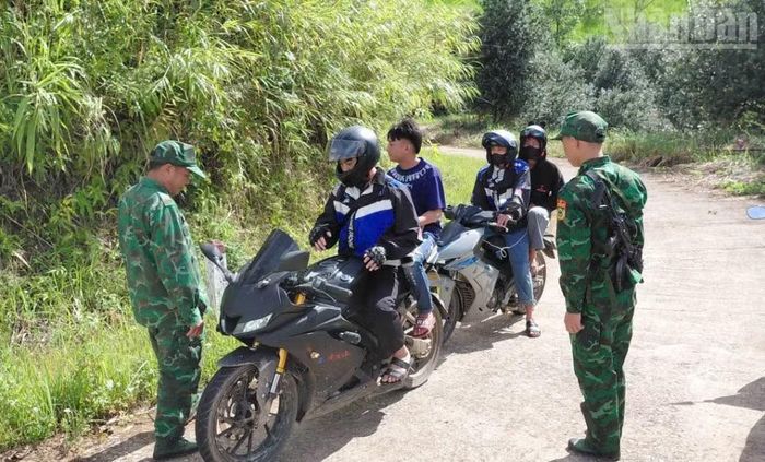 Cán bộ, chiến sĩ Đồn Biên phòng Mường Cai tuần tra, kiểm soát, bảo đảm an ninh trật tự trên địa bàn. (Ảnh: QUÀNG HÙNG)