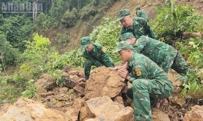 Trong những ngày nghỉ lễ, cán bộ, chiến sĩ Đồn Biên phòng Mường Lèo còn tham gia khắc phục đoạn đường sạt lở khu vực bản Sam Quảng do ảnh hưởng của mưa bão. (Ảnh: QUÀNG HÙNG)