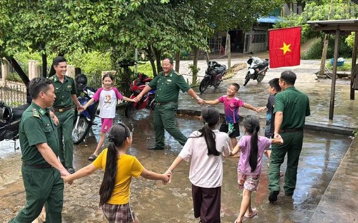 Trong những ngày nghỉ lễ dịp Quốc khánh 2/9, cán bộ, chiến sĩ các Đồn Biên phòng ở các xã biên giới đã tổ chức lực lượng xuống các bản đón Tết Độc lập cùng người dân. (Ảnh: QUÀNG HÙNG)