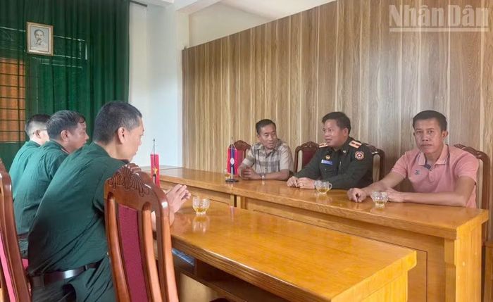 Đồn Biên phòng Mường Cai đón tiếp đoàn công tác của xã Xiềng Khùn, huyện Mường Ét, tỉnh Houaphanh sang chúc mừng ngày Quốc khánh nước Cộng hòa xã hội chủ nghĩa Việt Nam. (Ảnh: QUÀNG HÙNG)