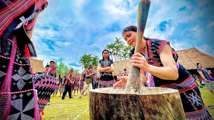 Phần thi giã gạo tại Ngày hội văn hóa Cơ Tu xã Tây Giang lần thứ I năm 2026.