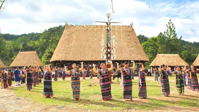 Điệu múa “Tung tung da dá” của đồng bào dân tộc Cơ Tu.