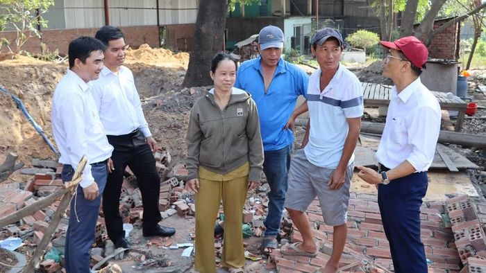 Cán bộ xã Phước An (thành phố Đồng Nai) vận động người dân bàn giao mặt bằng dự án đường 25C kết nối sân bay Long Thành (Ảnh THIÊN VƯƠNG)