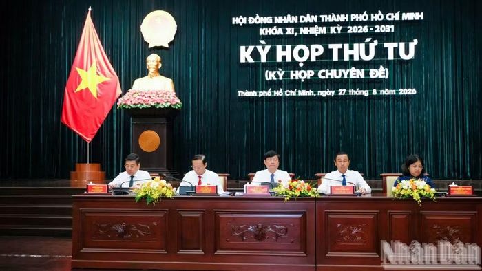 Tại Kỳ họp thứ tư, Hội đồng nhân dân thành phố đã thông qua nghị quyết đầu tiên làm cơ sở tổ chức triển khai Luật Phát triển đô thị trên địa bàn thành phố. (Ảnh: THẾ ANH)