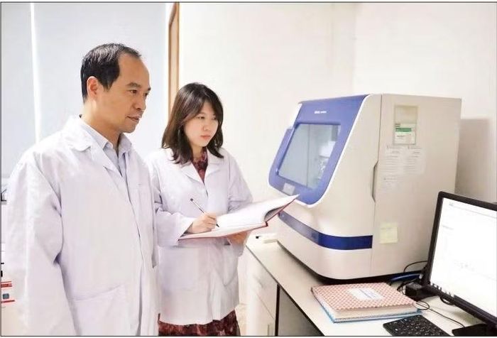Giáo sư, Tiến sĩ Nguyễn Huy Hoàng chia sẻ với đồng nghiệp về những nguyên nhân gây bệnh vảy cá Harlequin ở trẻ sơ sinh. (Ảnh: MINH ĐỨC)