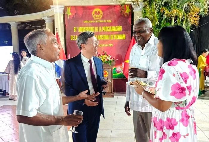 Đại sứ Lê Quang Long và các đại biểu Cuba trao đổi tại buổi lễ. (Ảnh: Đại sứ quán Việt Nam tại Cuba cung cấp)