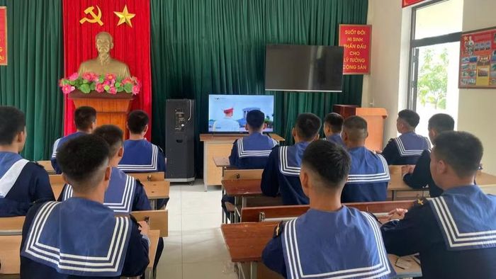 Các chiến sĩ thuộc Tiểu đoàn Thông tin 4 xem chương trình Luật siêu dễ. (Ảnh: NGỌC VĨNH)