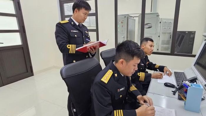 Cán bộ, chiến sĩ Trạm Ra-đa 550, Trung đoàn 351 (đảo Lý Sơn) theo dõi, quản lý chặt chẽ vùng biển được phân công. (Ảnh: NGỌC VĨNH)