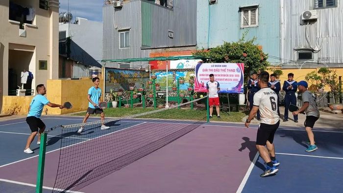 Cán bộ, chiến sĩ giao lưu pickleball tại Lữ đoàn 680. (Ảnh: NGỌC VĨNH)