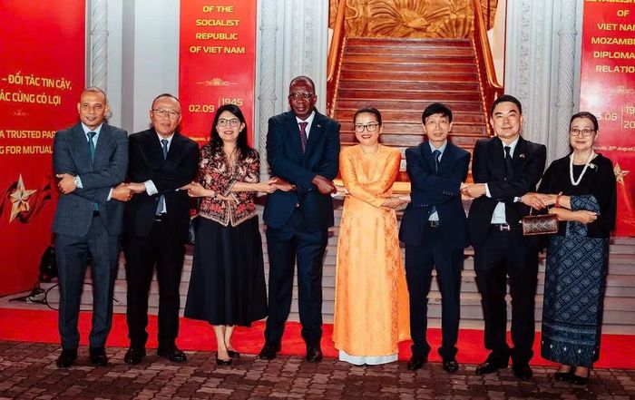 Đại sứ Trần Thị Thu Thìn và các đại biểu chụp ảnh kỷ niệm. (Ảnh: Đại sứ quán Việt Nam tại Mozambique cung cấp)