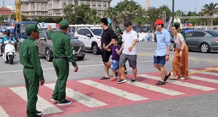 Hình ảnh trật tự viên du lịch Thanh niên xung phong làm nhiệm vụ tại phường Vũng Tàu. (Ảnh: L.Đ.T)