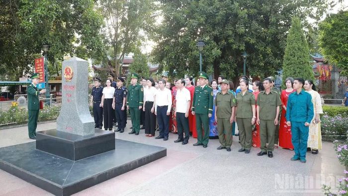 Sau Lễ chào cờ kỷ niệm 81 năm Quốc khánh 2/9, các đại biểu và cán bộ, chiến sĩ thăm cột mốc 102(2) tại khu vực Cửa khẩu quốc tế đường bộ số I Lào Cai. (Ảnh: CÔNG HẢI)