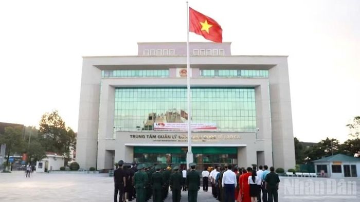 Trang nghiêm Lễ chào cờ kỷ niệm 81 năm Quốc khánh nước Cộng hòa xã hội chủ nghĩa Việt Nam (2/9/1945-2/9/2026) tại Cửa khẩu quốc tế Lào Cai. (Ảnh: CÔNG HẢI)
