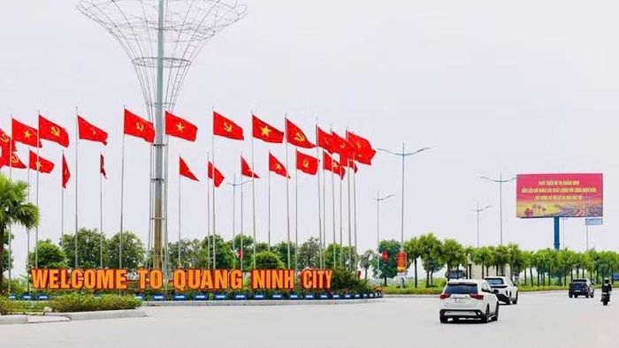 Quảng Ninh rực rỡ cờ, hoa chào mừng thành phố. (Ảnh: Quang Thọ)