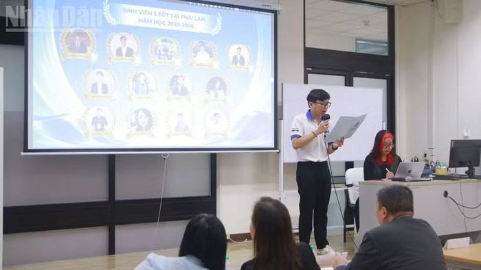 Chủ tịch Hội Sinh viên Việt Nam tại Thái Lan Trần Hữu Duy tuyên dương các cá nhân đạt danh hiệu “Sinh viên 5 tốt”. (Ảnh: Hội Sinh viên Việt Nam tại Thái Lan)
